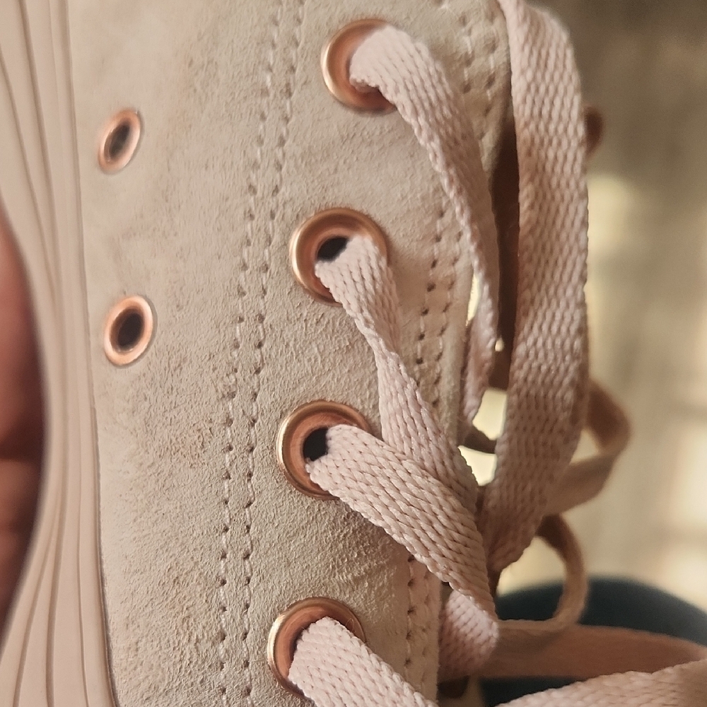 Like NEW- Converse Light Pink SUEDE Rose Gold All Star Shoes Size 6 - Picture 3 of 8